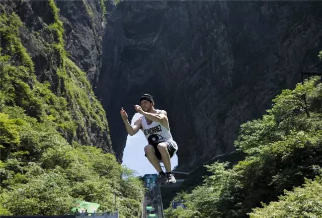 世界顶尖跑酷高手在张家界天门山跑酷挑战999级天梯超级震撼不可思议