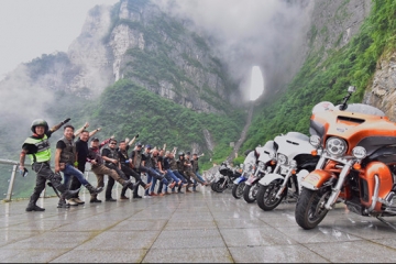 哈雷摩托车队骑行天门山99弯天路 上演炫酷大片