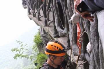 央视2套《是真的吗》周六晚播出“天门山悬崖环卫工“专访