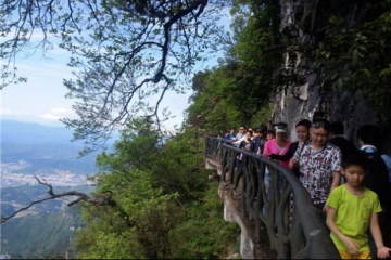 端午佳节近万人畅游天门山