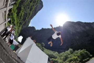 世界顶尖跑酷高手在张家界天门山跑酷挑战999级天梯，超级震撼！不可思议！